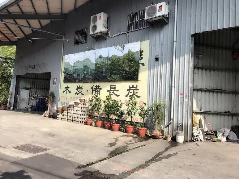 黑將軍位於新北中和的門市外觀，招牌標示「木炭・備長炭」