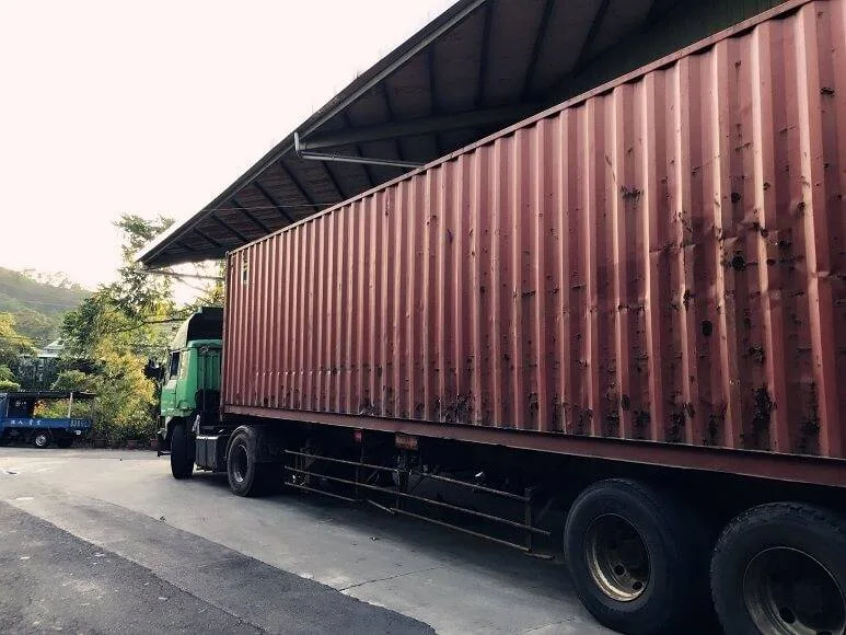 停靠廠區的大型貨櫃車，載運進口硬木原料